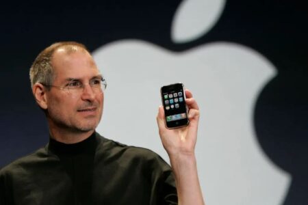 Steve Jobs con il primo iPhone