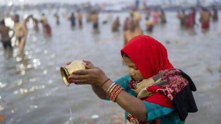 Una fedele durante il Maha Kumbh Mela