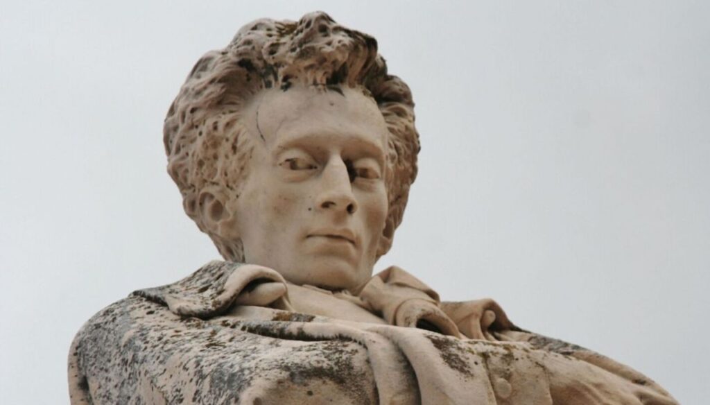 Una statua di giacomo leopardi