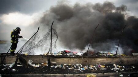 Vigile del fuoco in azione a Caivano