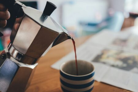 caffè versato dalla moka