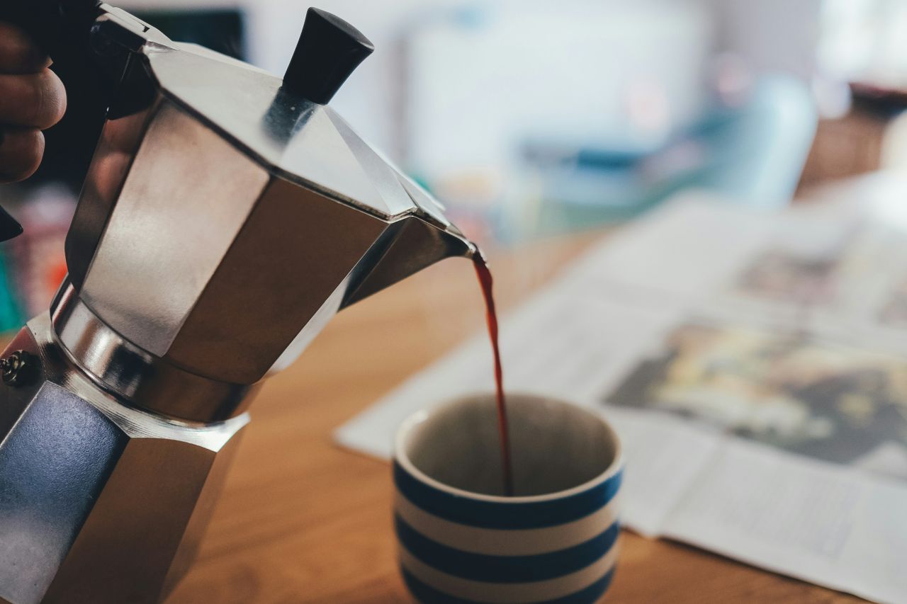 caffè versato dalla moka