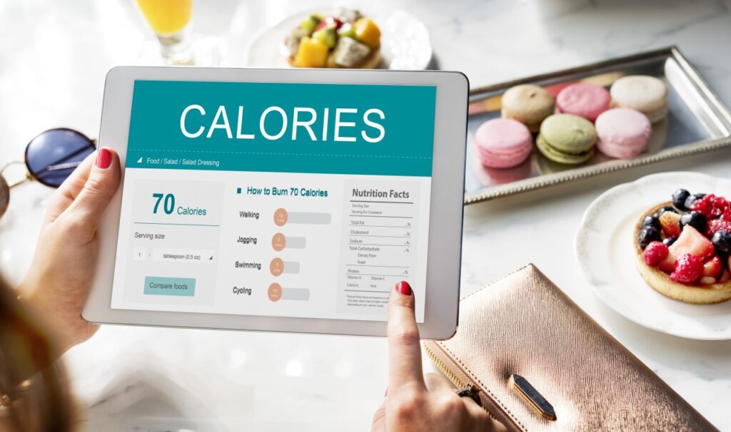 Donna controlla calorie su un tablet