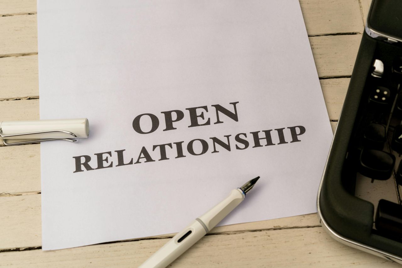 foglio con la scritta open relationship