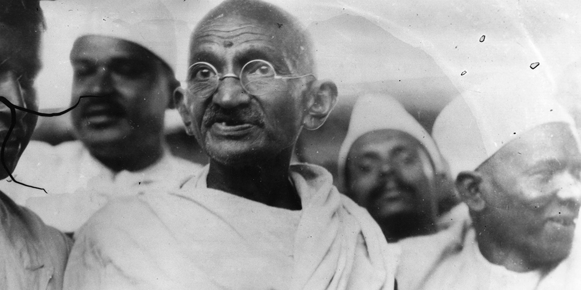 gandhi attorniato dai suoi collaboratori