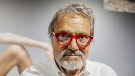 Un primo piano del fotografo Oliviero Toscani con i suoi immancabili occhiali rossi