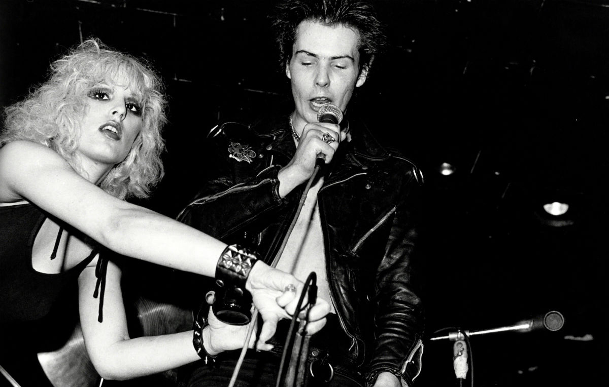 Una foto in banco e nero di Sid Viciuos e Nancy Spungen durante un'esibizione 