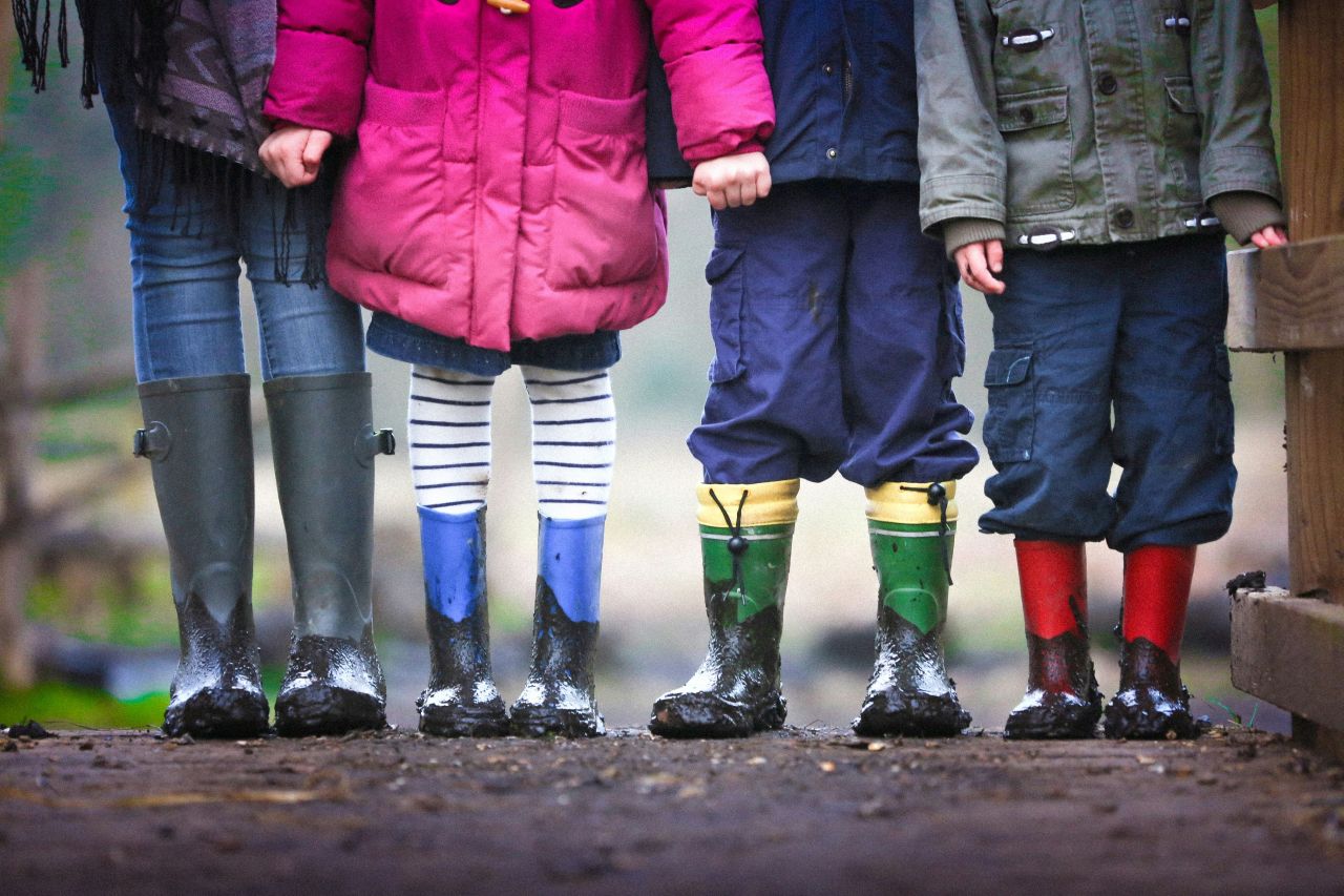 un gruppo di bambini con gli stivali da pioggia