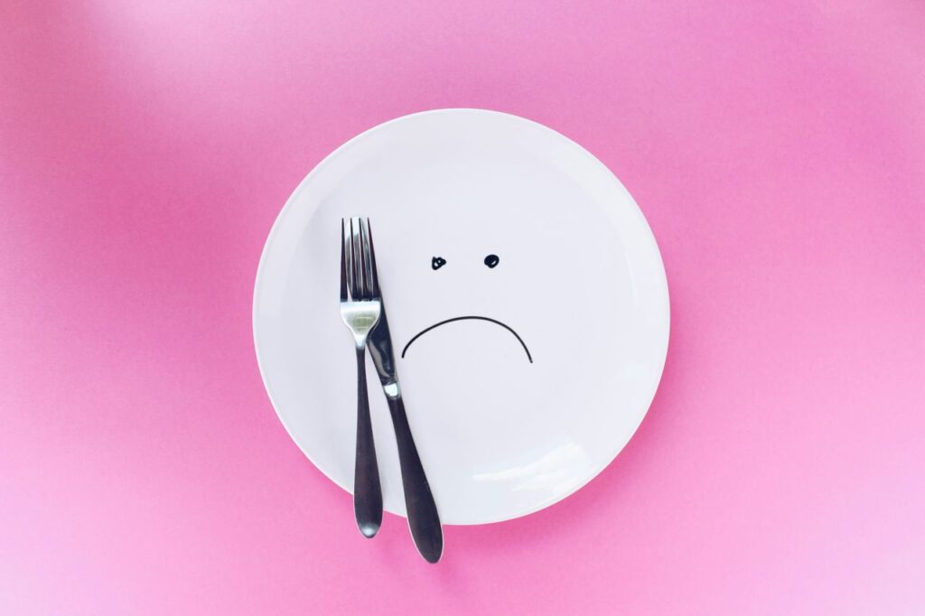 un piatto dall'espressione triste