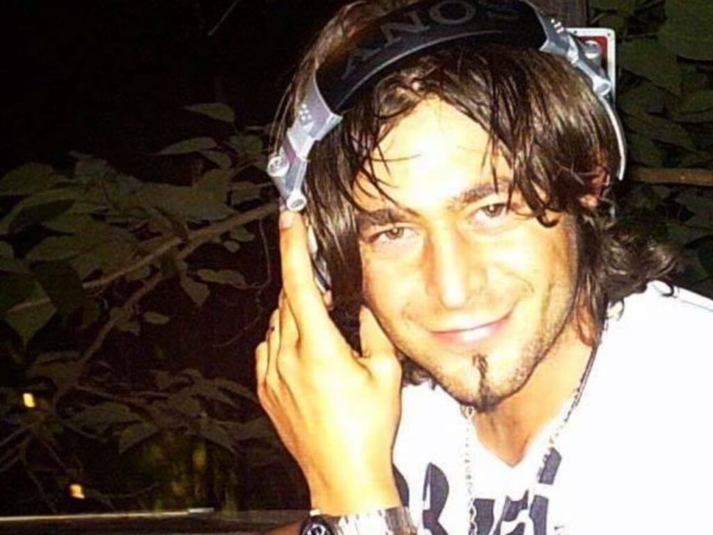 Alex Benedetti con le cuffie