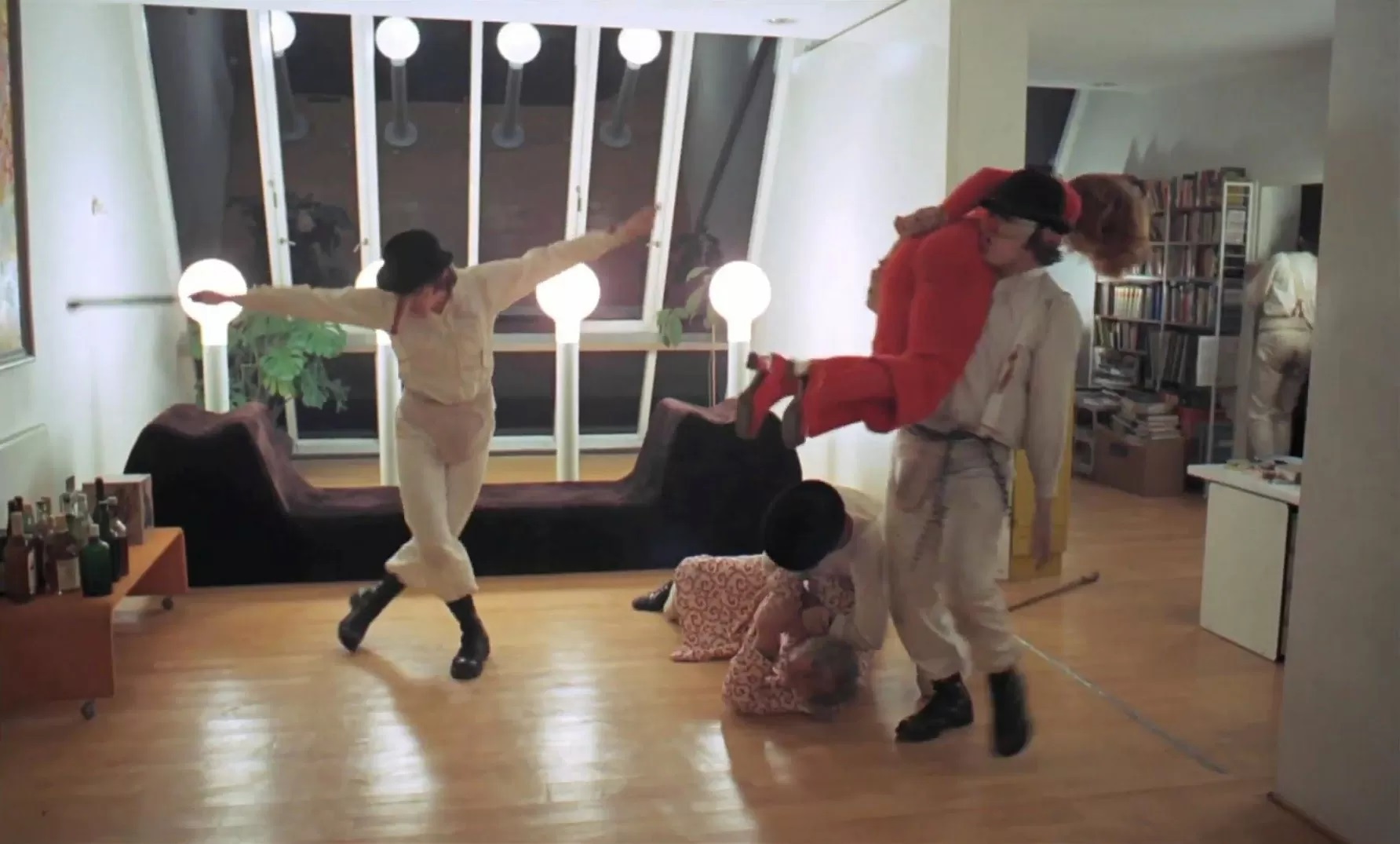 Arancia meccanica la scena dell'aggressione allo scrittore