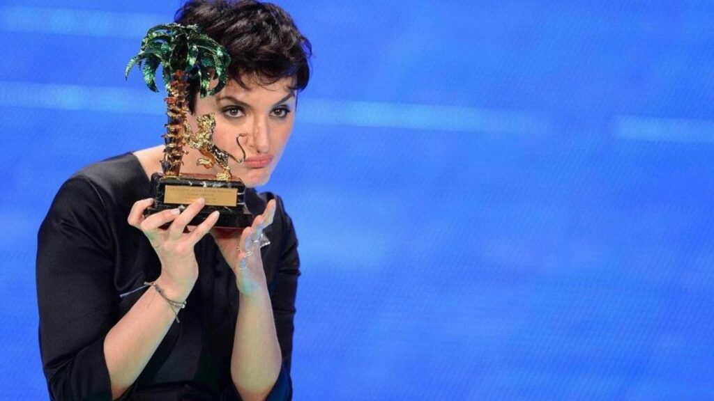 Arisa con il Leone di Sanremo