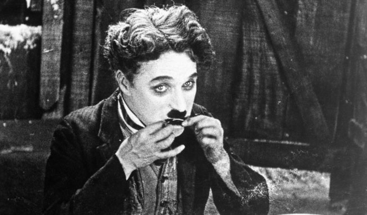 Charlie Chaplin nei panni del suo iconico Charlot