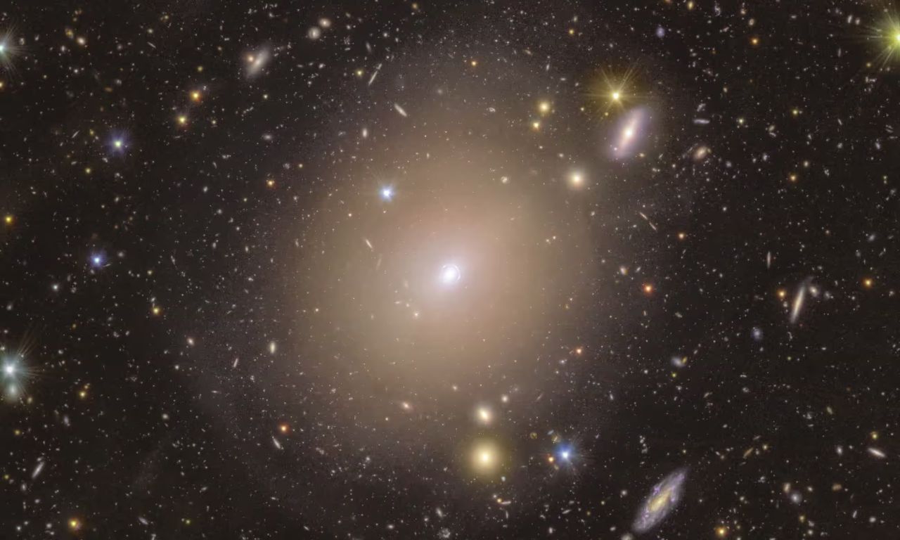 Supertelescopio cattura un bellissimo anello di Einstein (e vi spieghiamo cos’è)