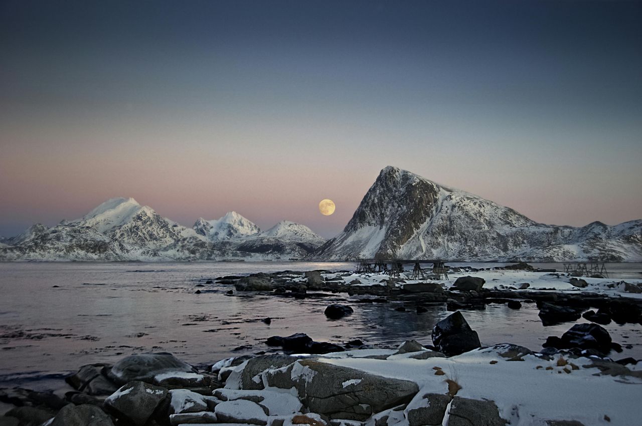 Luna piena su paesaggio con neve