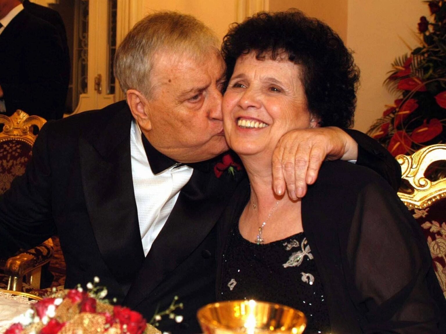 Chi era Rosa Serrapiglia, moglie di Mario Merola Mario Merola bacia sua moglie Rosa