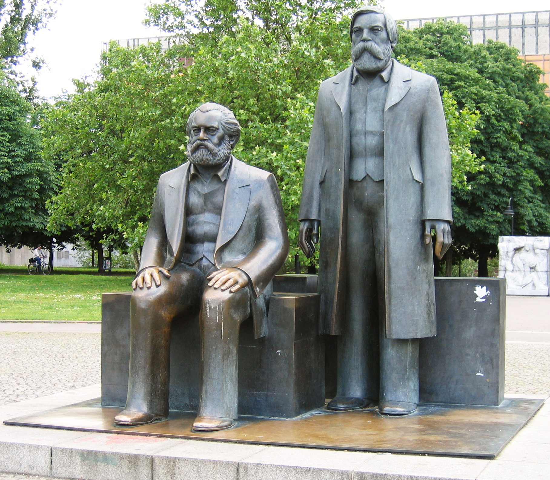 La statua dedicata a Marx ed Engels a Berlino