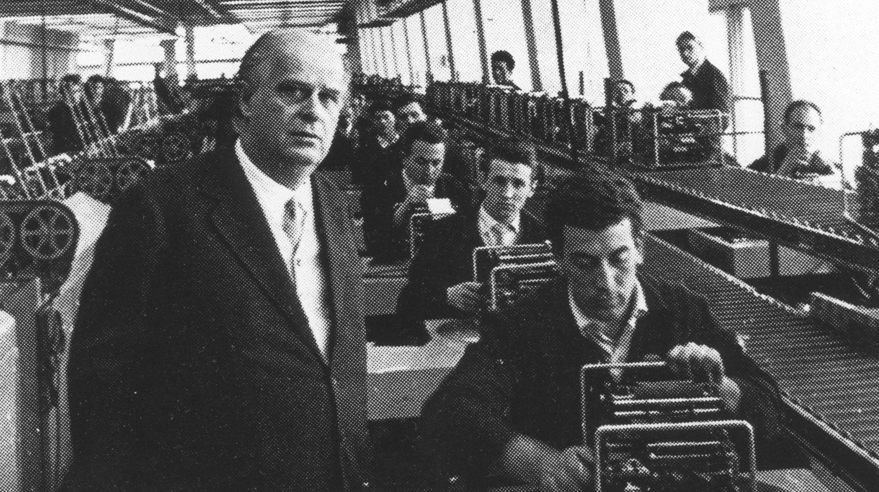 Adriano Olivetti nella sua fabbrica accanto agli operai