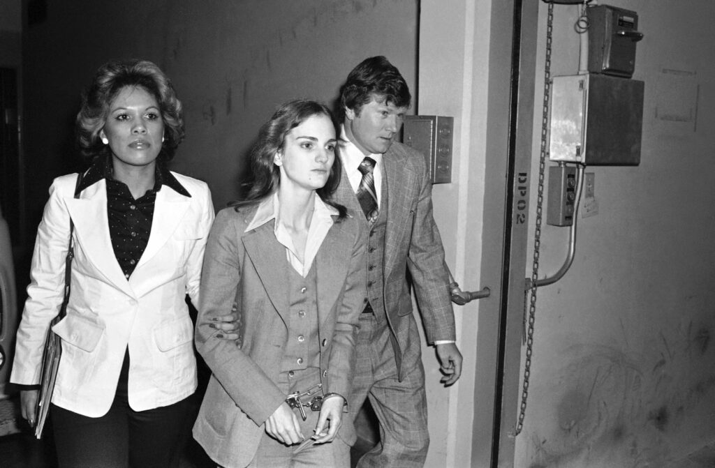 Patty Hearst durante il suo arresto