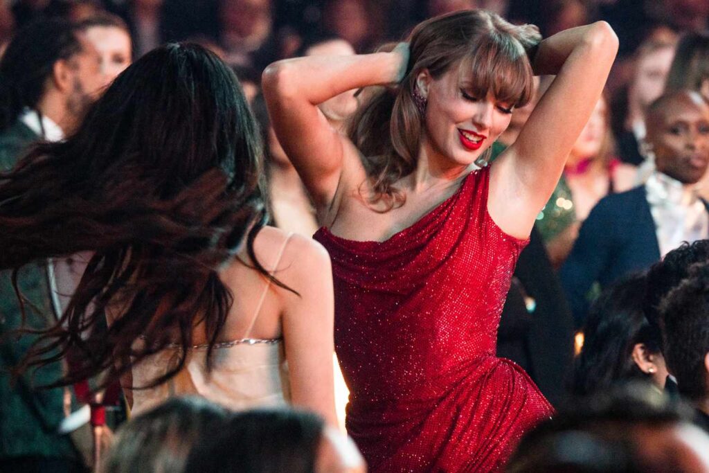 Taylor Swift con il vestito rosso di Vivienne Westwood