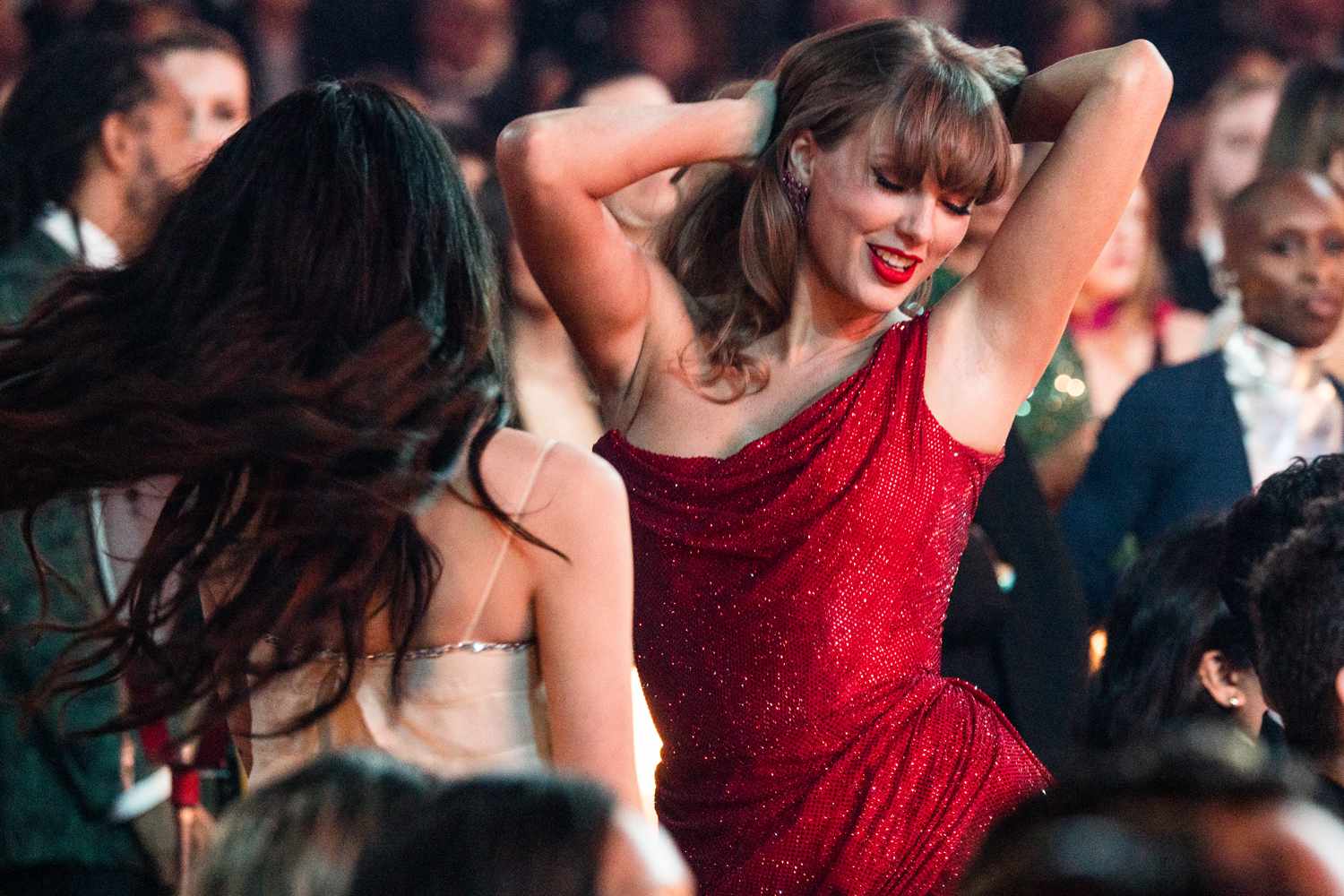 Cosa significa il vestito rosso di Taylor Swift ai Grammy 2025? Decrittiamo il messaggio nascosto