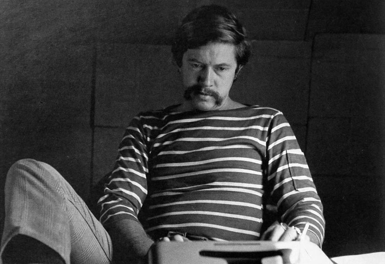 Chi era Tom Robbins, lo scrittore della controcultura che ispirò Gus Van Saant