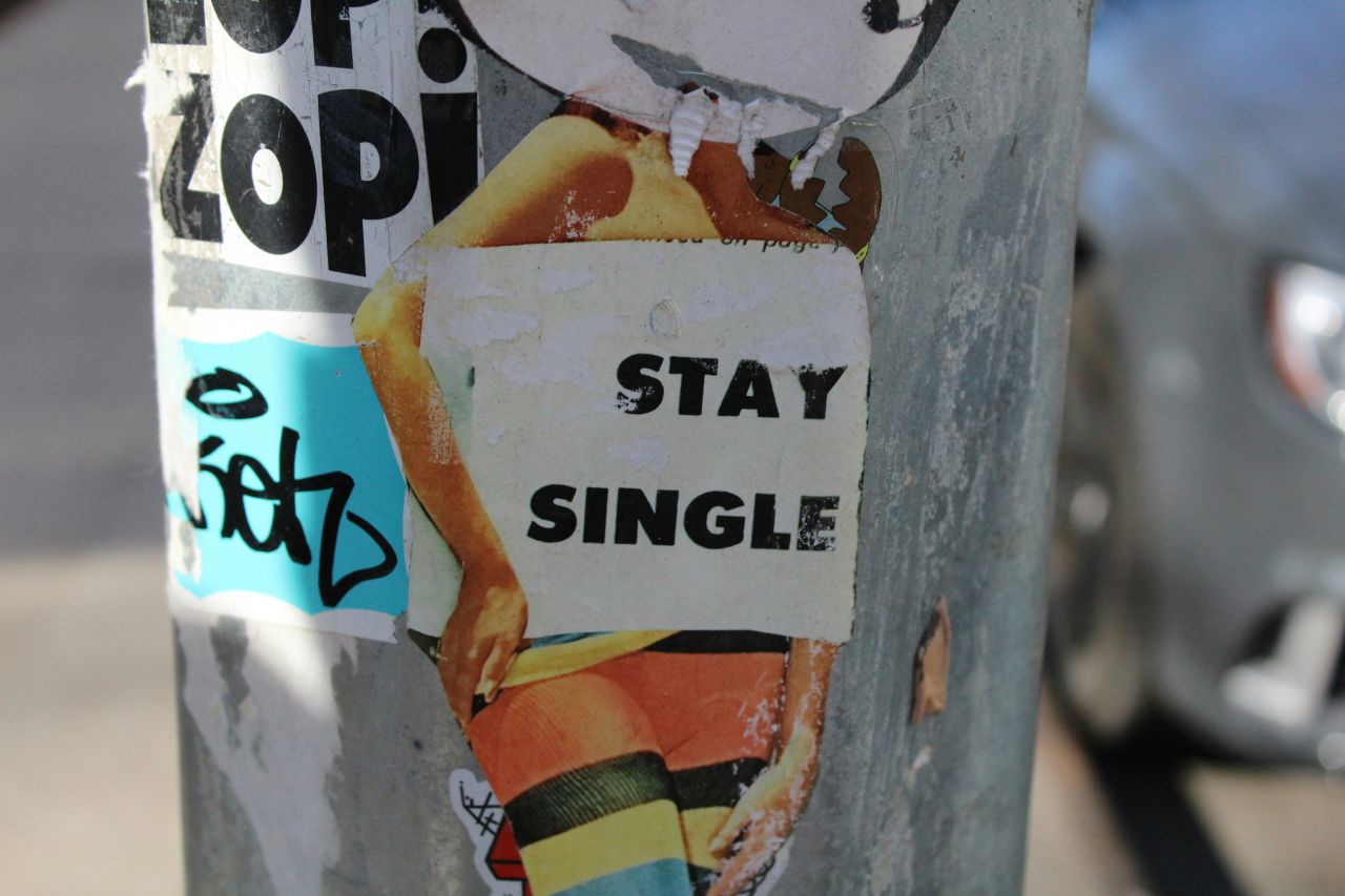 Un adesivo con la scritta stay single