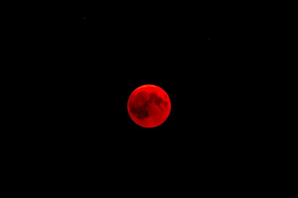 Una luna rossa