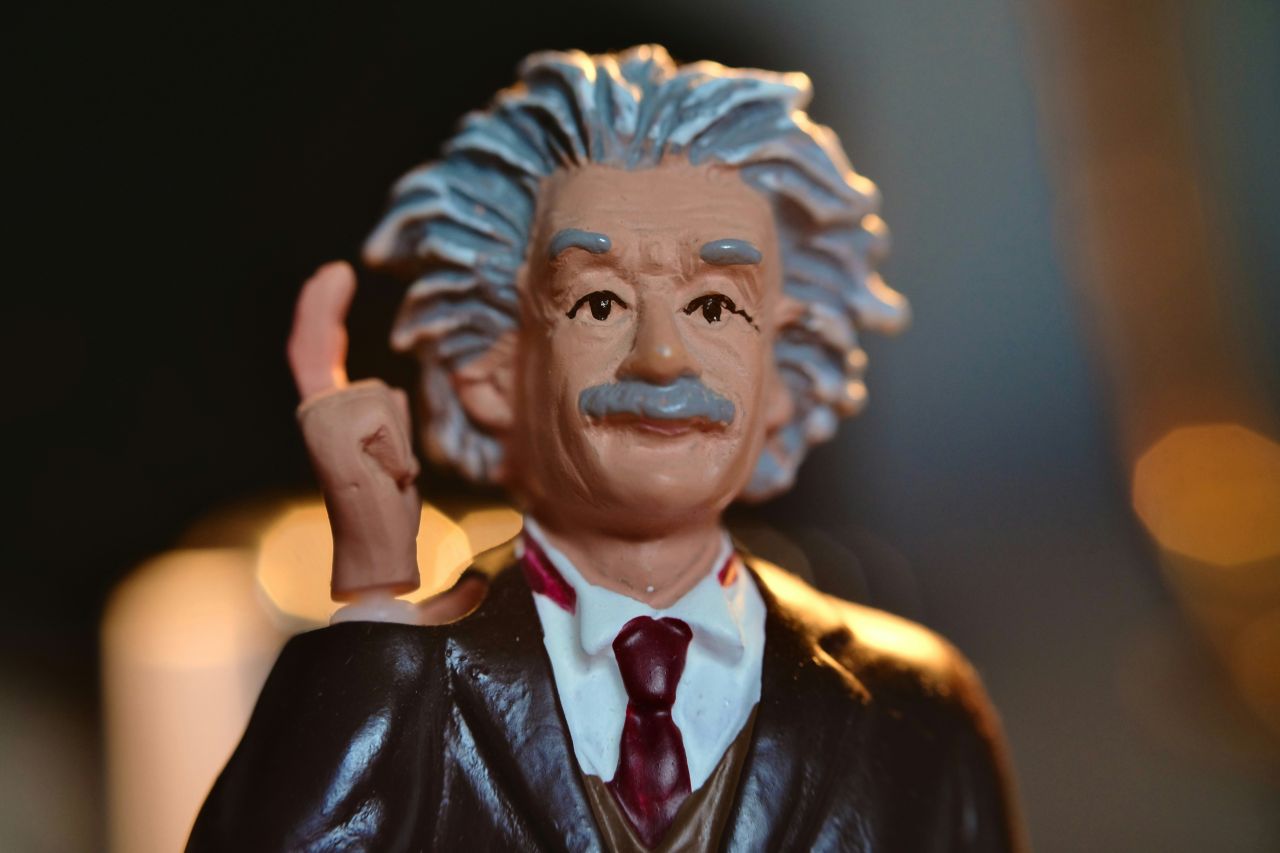 Una statuetta raffigurante Albert Einstein