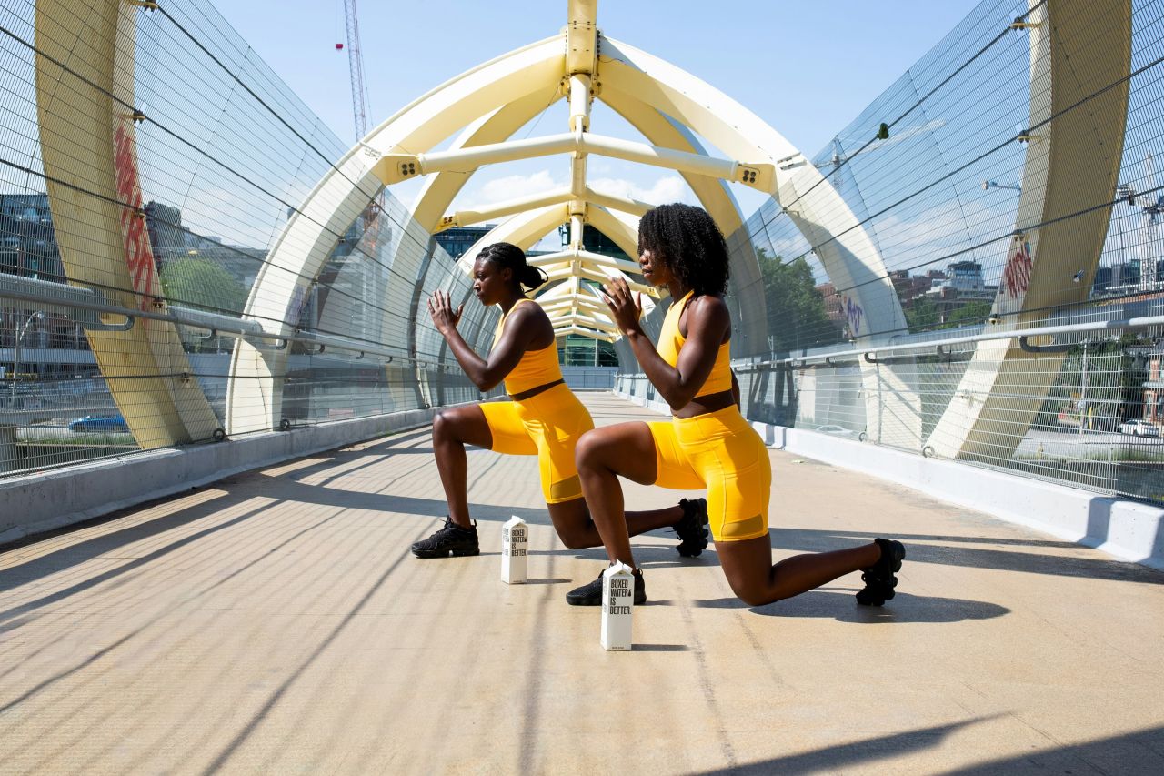 atlete che fanno attività aerobica