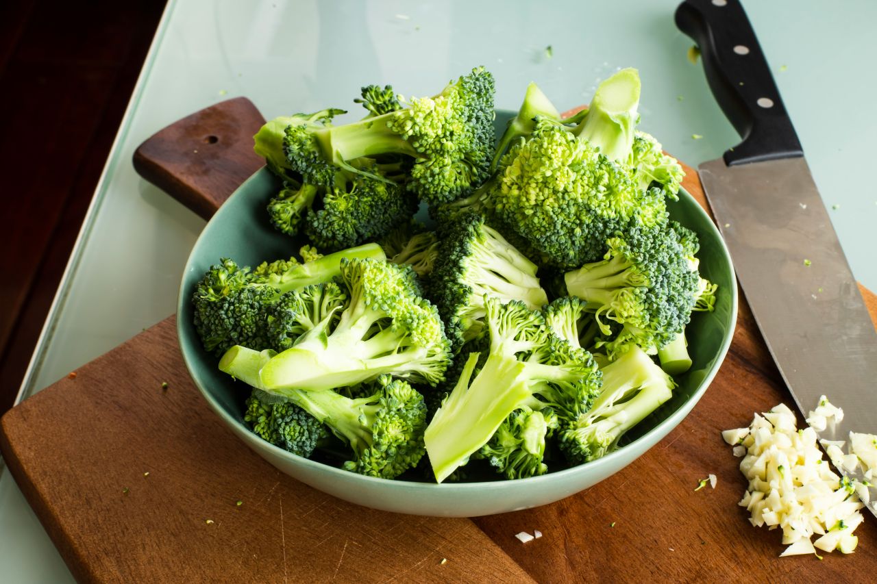 broccoli su un tagliere