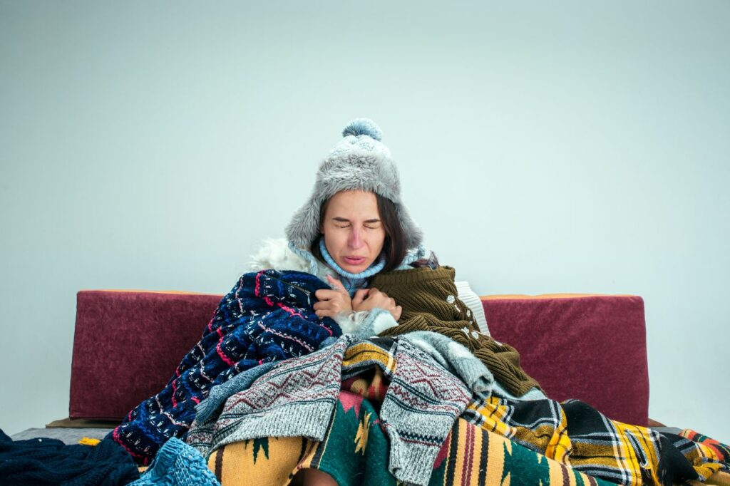 Donna con brividi di freddo