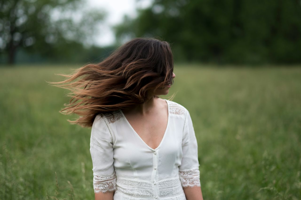 donna con capelli lunghi