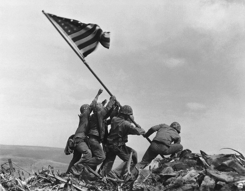 La storica foto scattata da Joe Rosenthal sul monte Suribachi