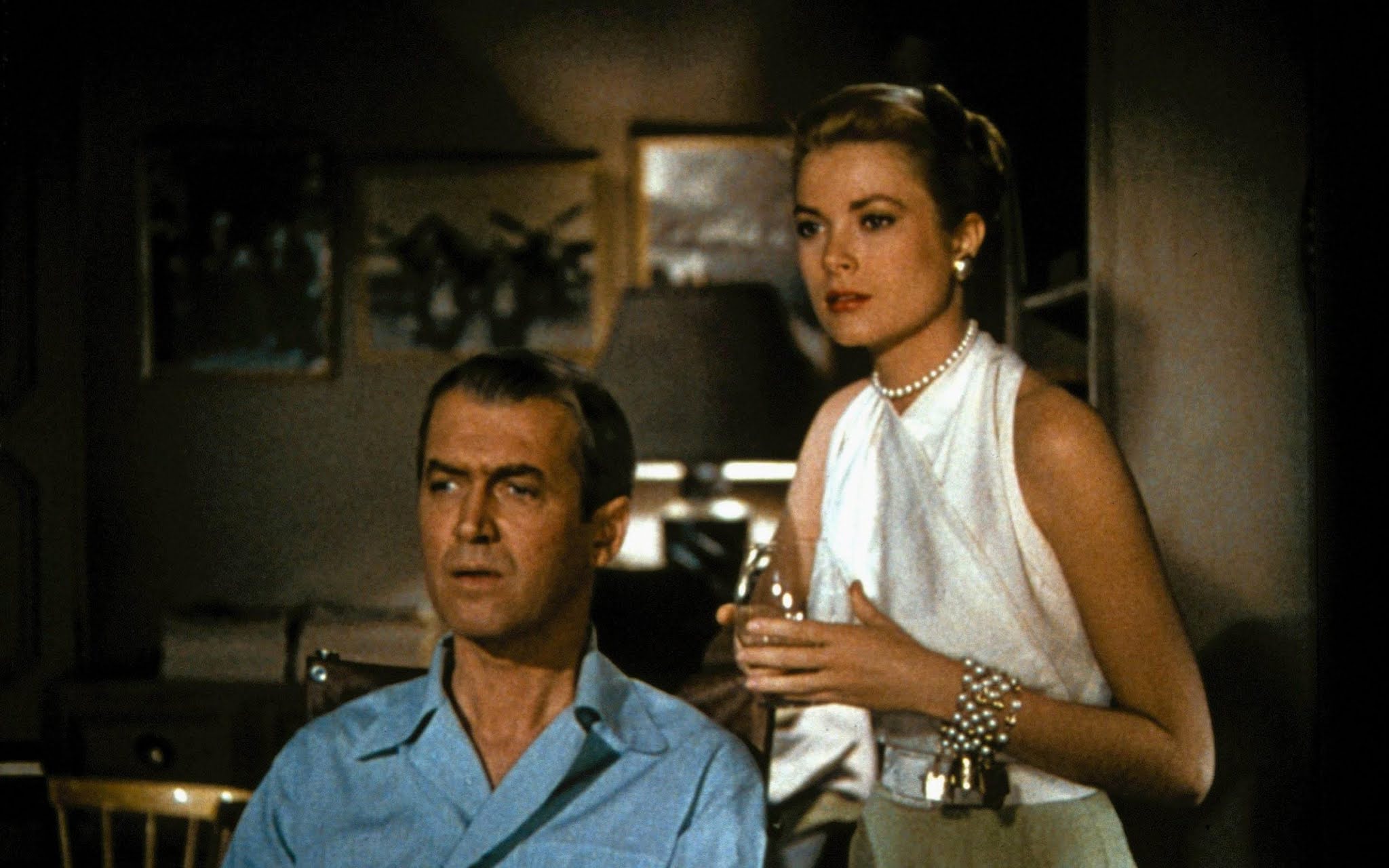 James Stewart e Grace Kelly in una scena de La finestra sul cortile