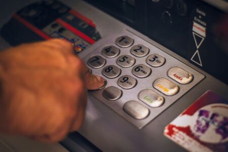 la tastiera di un bancomat