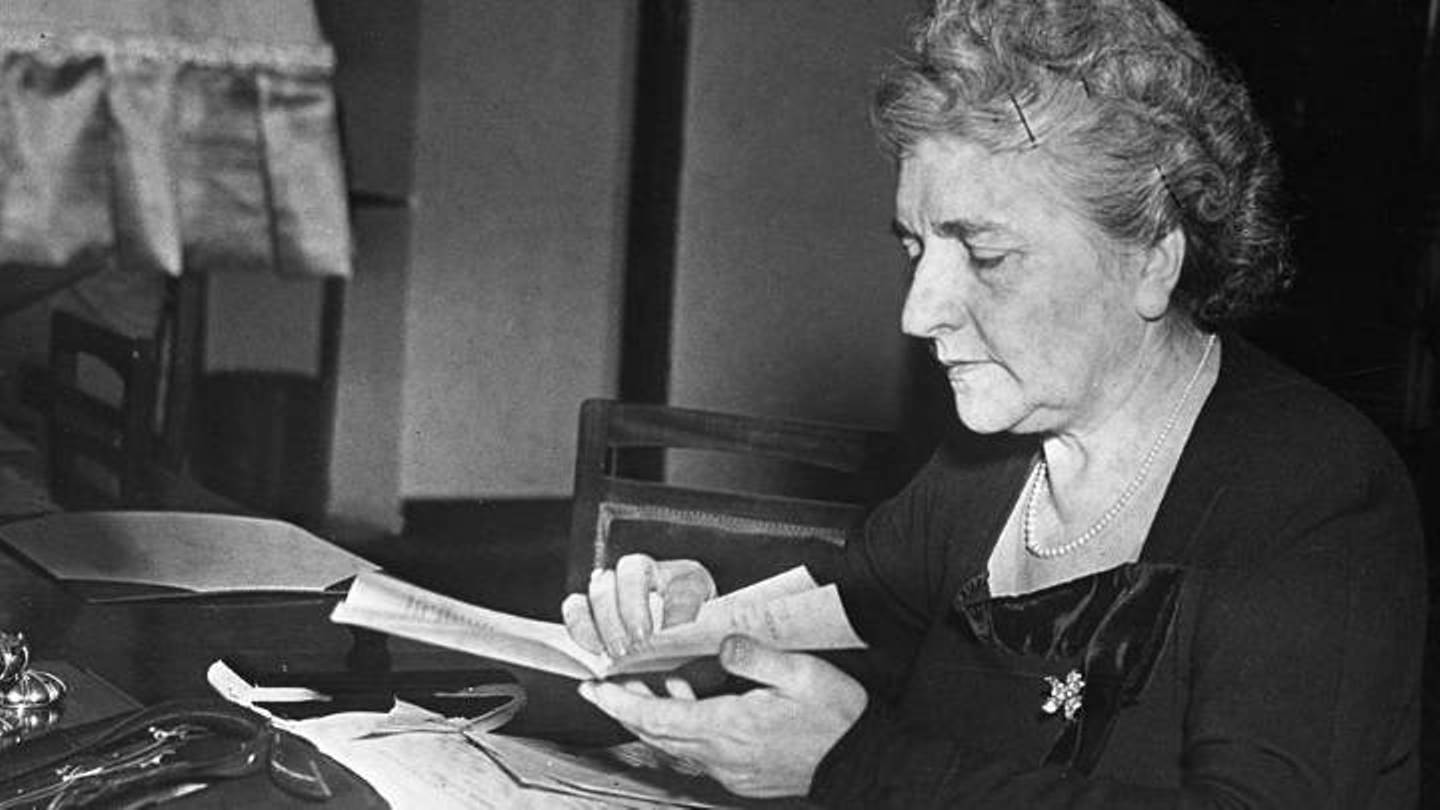 La senatrice Lina Merlin seduta alla sua scrivania
