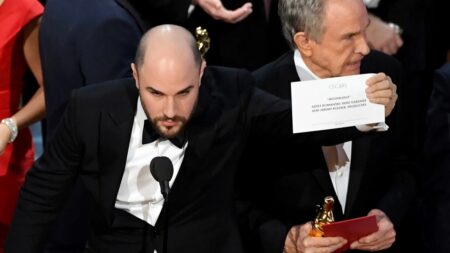 Il produttore di La La Land Jordan Horowitz proclama la vittoria di Moonlight