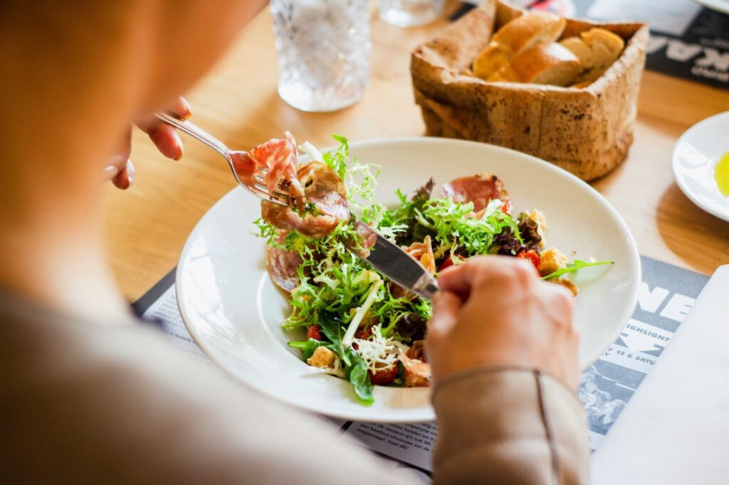 persona che mangia insalata