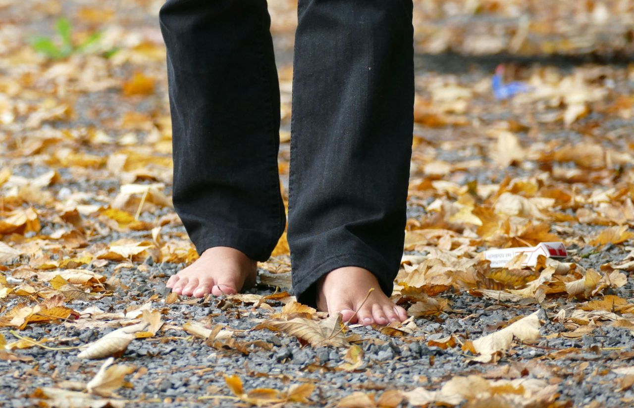 piedi scalzi sul selciato