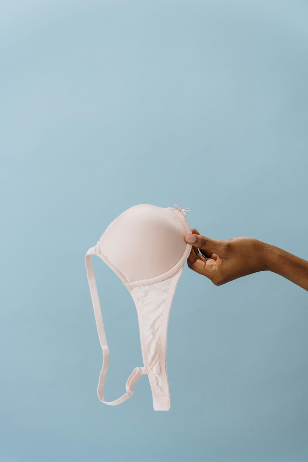 un reggiseno di cotone bianco