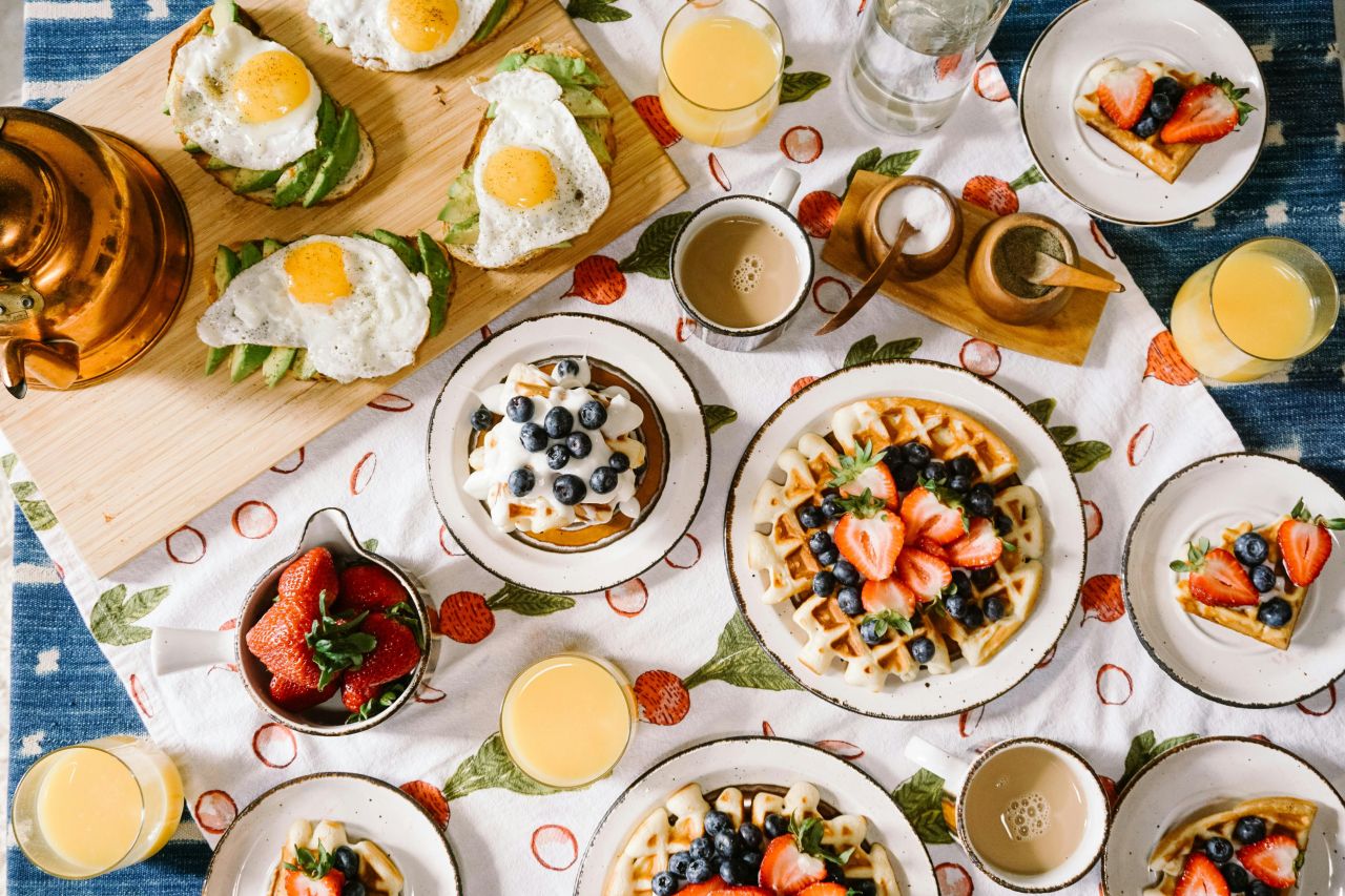 un ricco buffet per la colazione