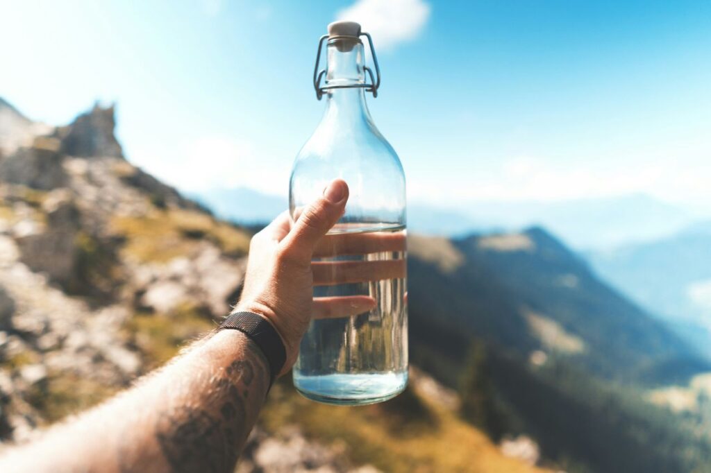 una bottiglia d'acqua