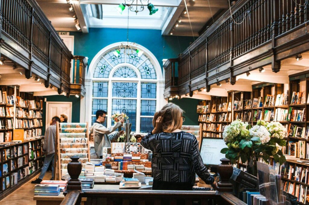 una libreria con persone