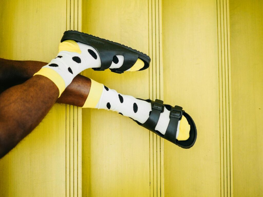 uomo indossa sandali Birkenstock con calzini a pois