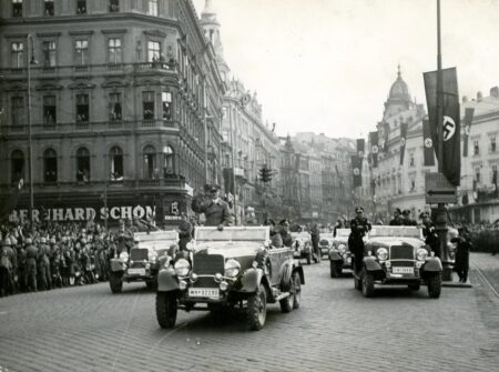 Adolf Hitler mentre arriva a Vienna