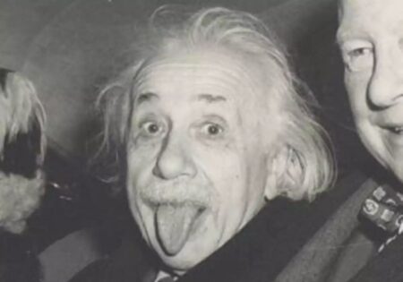 Albert Einstein fa la linguaccia