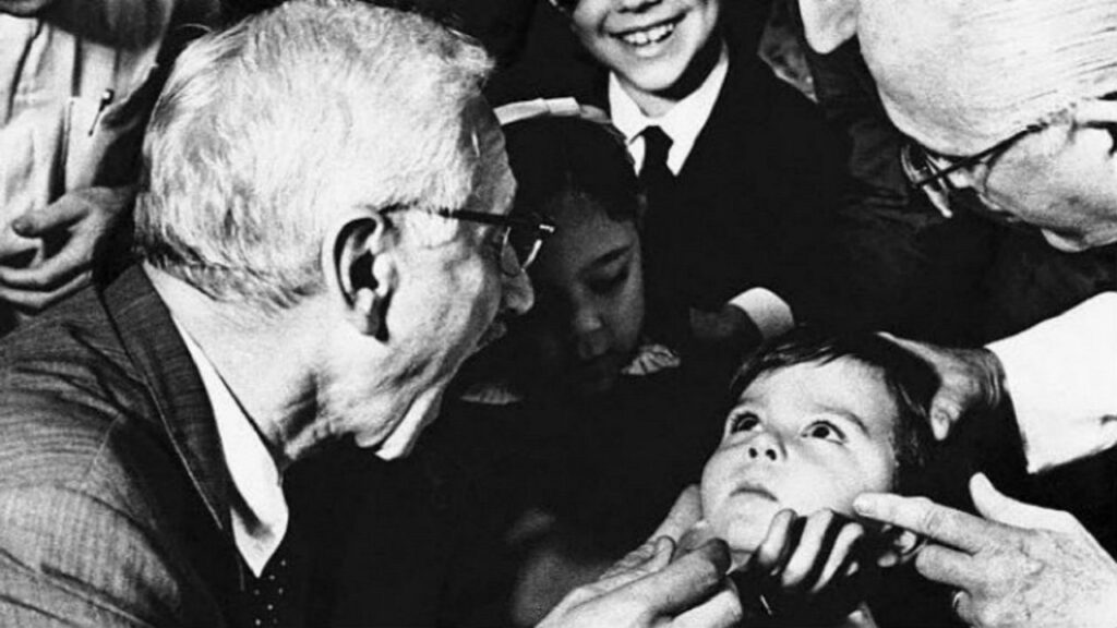 Albert Sabin visita un bambino brasiliano malato di polio