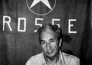 Aldo Moro davanti alla bandiera delle BR