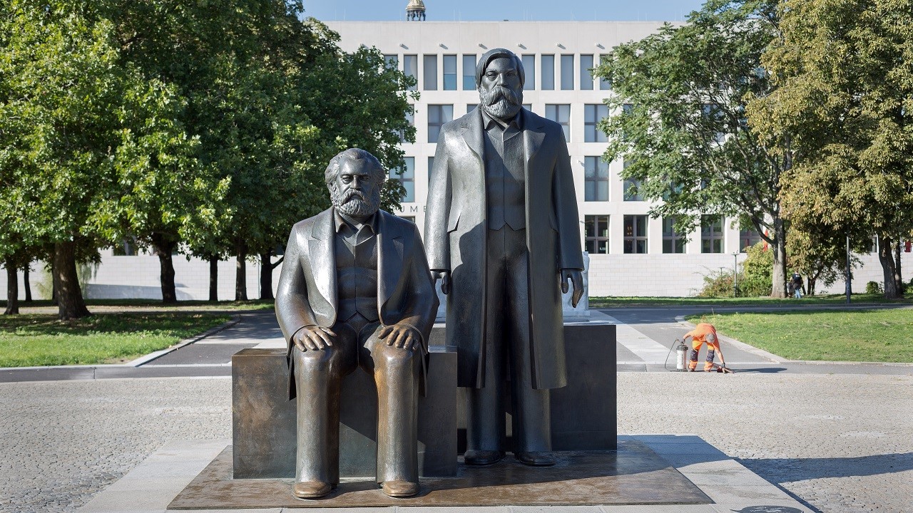 La statua di Marx ed Engels a Berlino